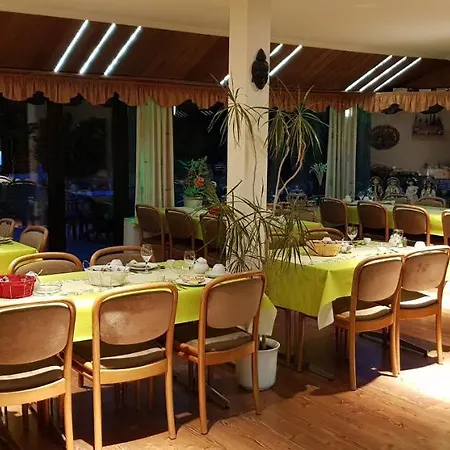 Strohm Im Lieth Cafe בית הארחה